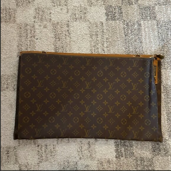 Description: Elevate your luxury travel accessories with this authentic Louis Vu - Picture 1 of 5